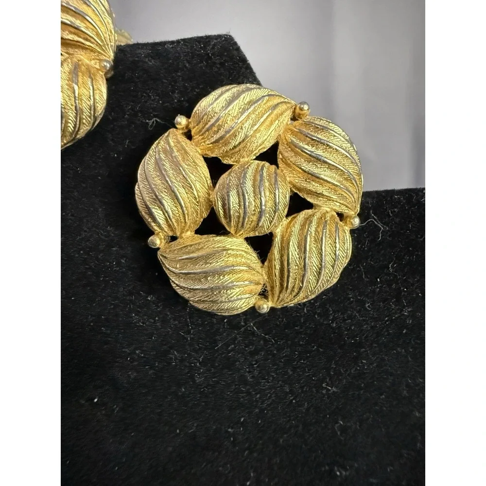 Vintage Lisner Gold Tone Clip On Earrings Signed Textured Mid Century - Picture 2 of 5